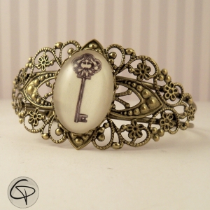 Bracelet manchette clef stylisée