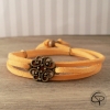 Bracelet raffiné fleur stylisée suédine orange