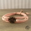 bracelet artisanal avec trois rubans rose