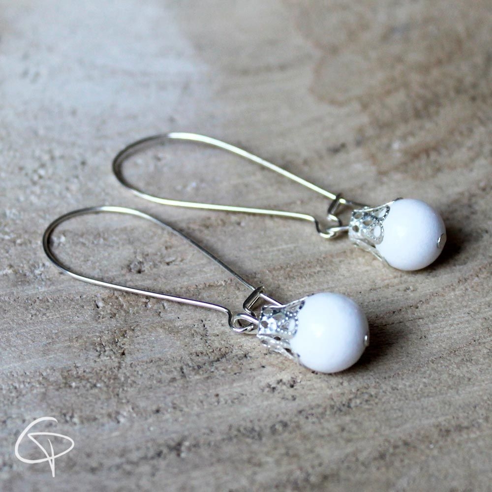 Boucles d'oreilles pendantes argentées avec perles blanches